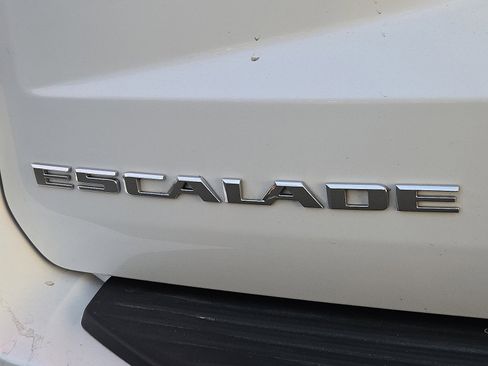 Used 2023 Cadillac Escalade Premium Luxury image 31