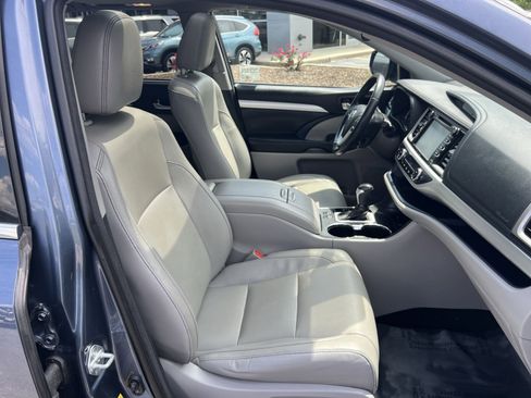 Used 2017 Toyota Highlander XLE AWD/4WD image 28