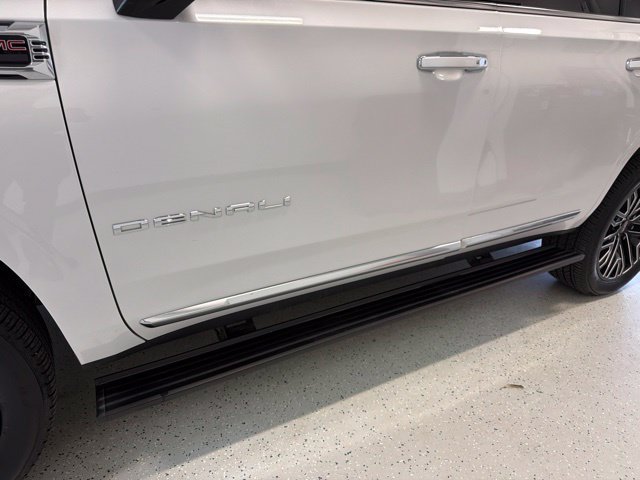 Used 2025 GMC Yukon Denali w/ Sun & Power Step Package AWD/4WD image 10