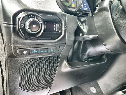 Used 2025 Jeep Wrangler Unlimited Sahara AWD/4WD image 18