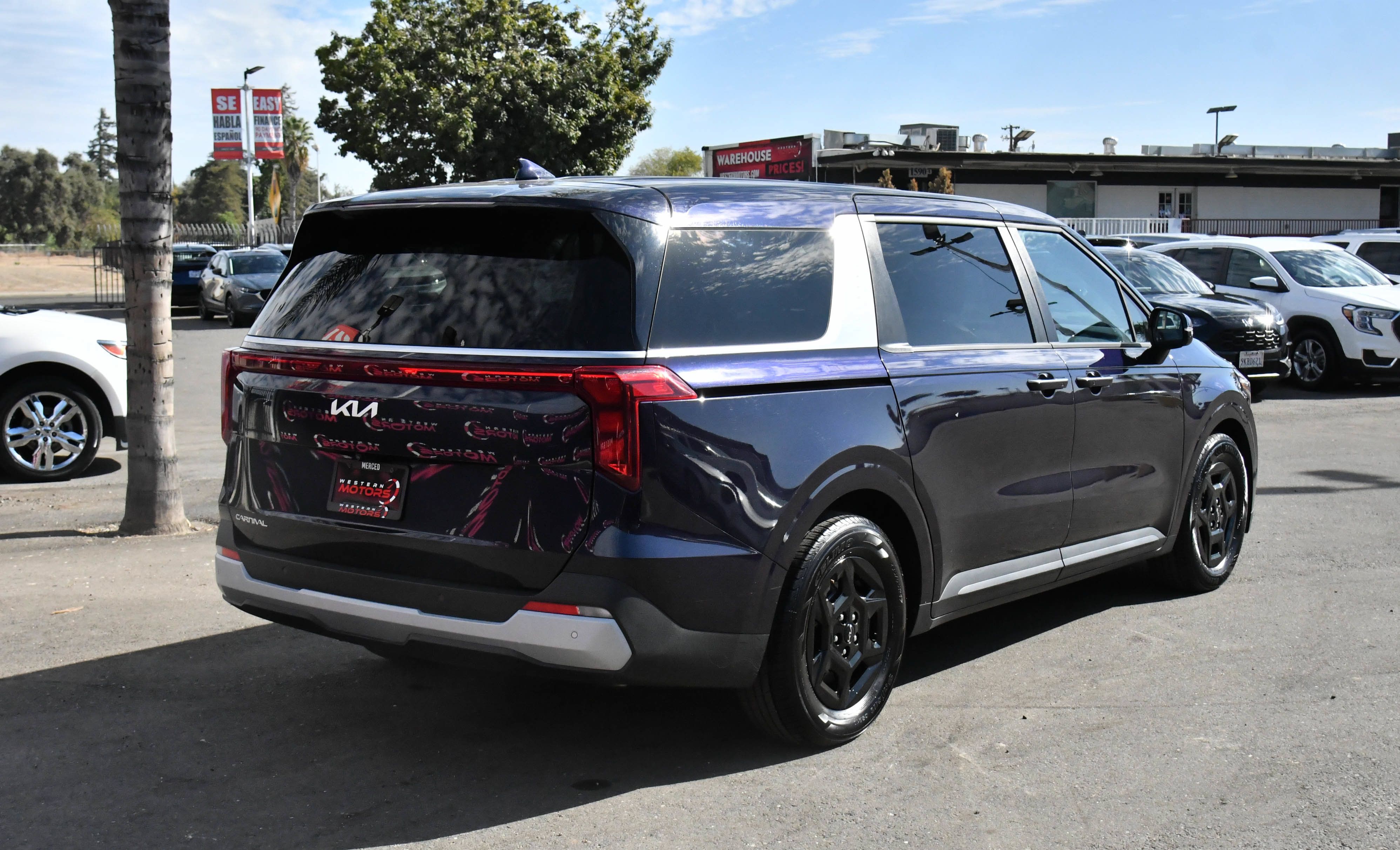 Used 2025 Kia Carnival FWD image 8