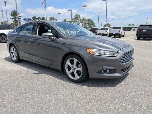 Used 2015 Ford Fusion SE w/ Equipment Group 201A FWD image 2