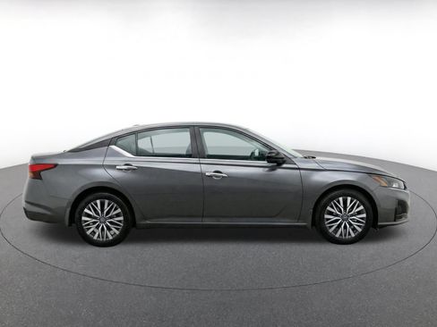 Used 2025 Nissan Altima 2.5 SV FWD image 10