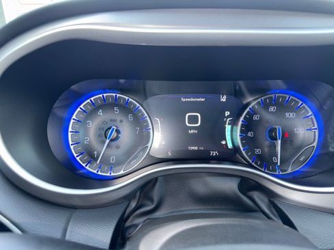 Used 2023 Chrysler Pacifica Touring-L FWD image 16