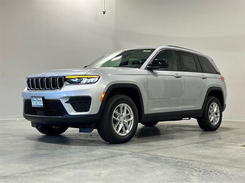 New 2025 Jeep Grand Cherokee 4WD image 2