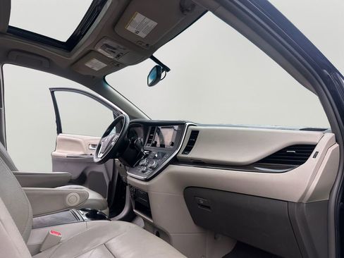 Used 2017 Toyota Sienna XLE w/ XLE Navigation Package image 11