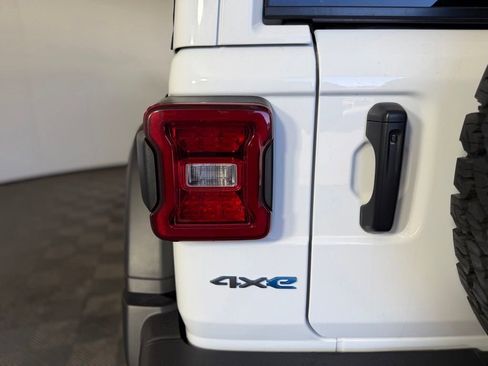Used 2025 Jeep Wrangler Unlimited Rubicon 4xe w/ Convenience Group AWD/4WD image 13