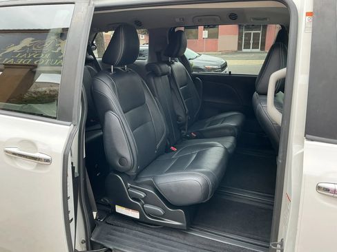 Used 2015 Toyota Sienna SE w/ SE Preferred Package FWD image 15
