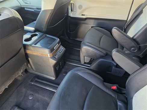 Used 2025 Toyota Sienna Platinum image 21