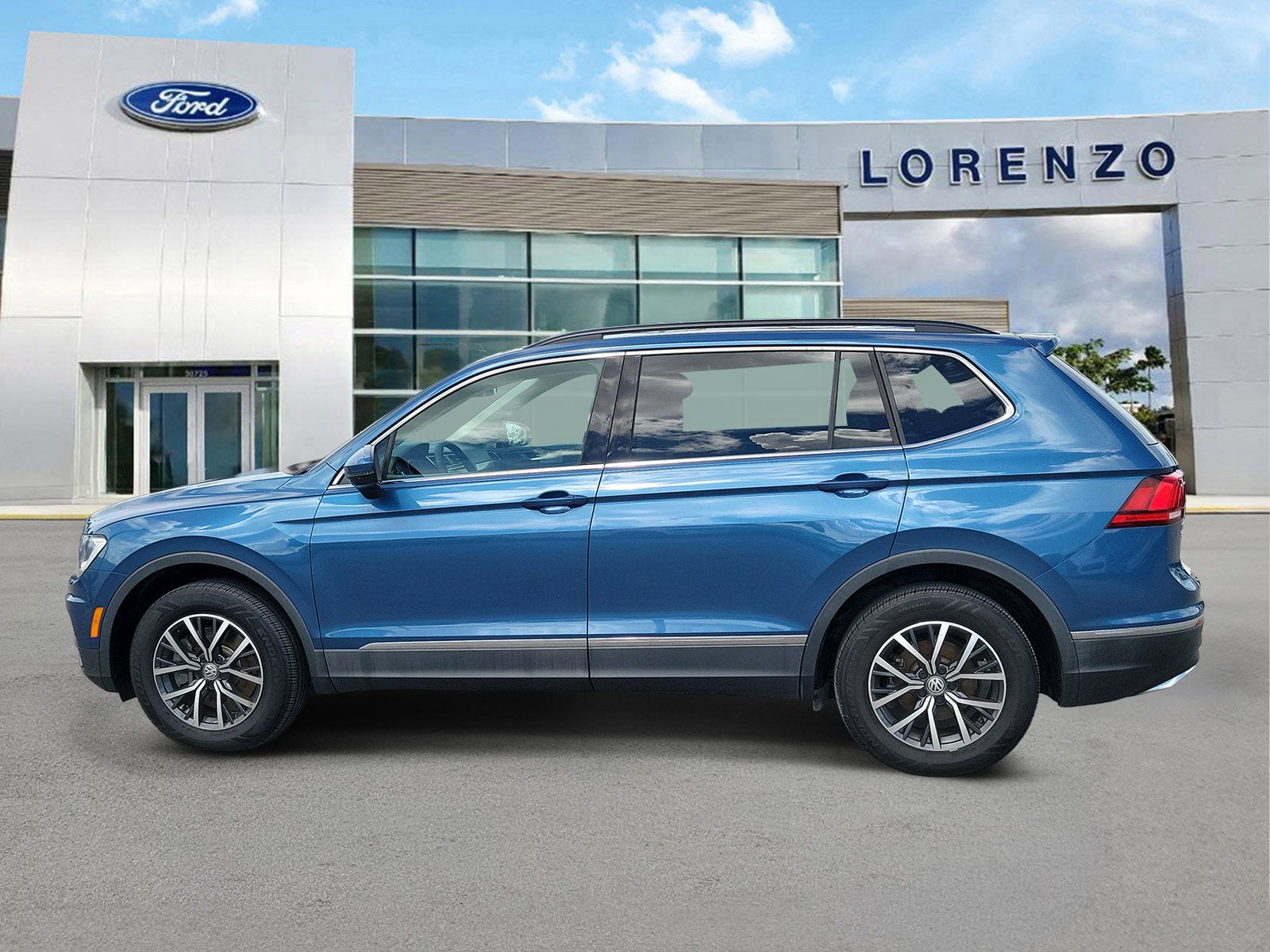Used 2020 Volkswagen Tiguan SE w/ Panoramic Sunroof Package FWD image 8