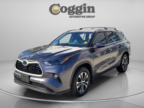 Certified 2025 Toyota Highlander XLE AWD/4WD image 1