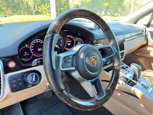 Certified 2023 Porsche Cayenne Platinum Edition image 9