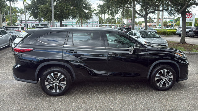 Used 2022 Toyota Highlander XLE FWD image 11