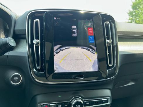 Certified 2025 Volvo XC40 B5 Core AWD/4WD image 19