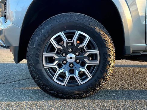 Used 2024 Chevrolet Colorado Z71 w/ Z71 Convenience Package 2 image 7