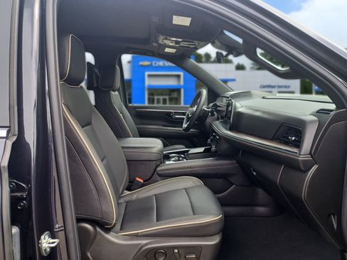 Used 2025 Chevrolet Suburban Premier AWD/4WD image 32