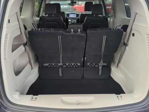 Used 2023 Chrysler Pacifica Touring-L FWD image 38