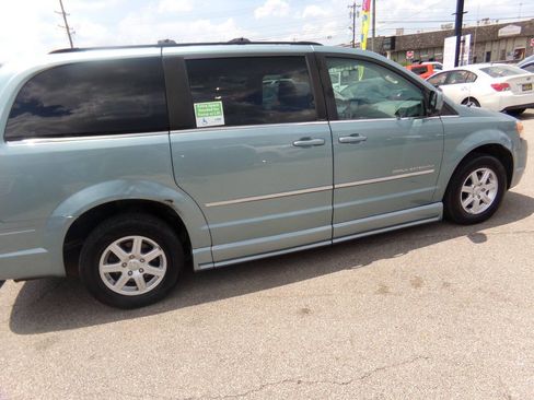 Used 2010 Chrysler Town & Country Touring FWD image 50
