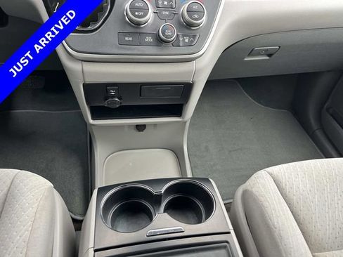 Used 2020 Toyota Sienna LE w/ LE Preferred Package image 32