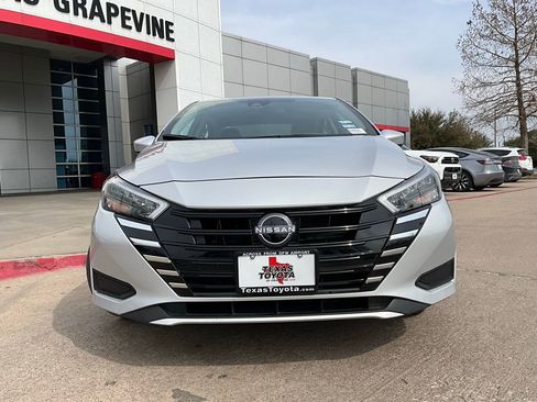 Used 2025 Nissan Versa SV image 3