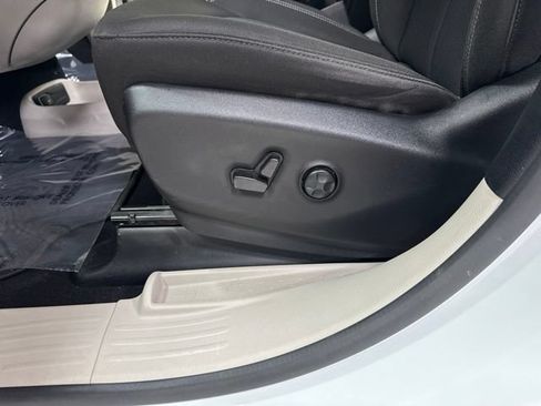 Used 2021 Chrysler Voyager L FWD image 5