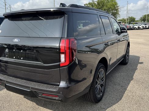 New 2027 Ford Expedition Platinum w/ Stealth Appearance Package RWD image 3