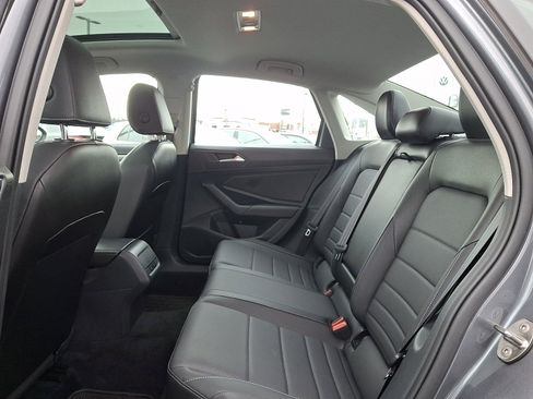 Used 2021 Volkswagen Jetta SE w/ SE Cold Weather Package image 10