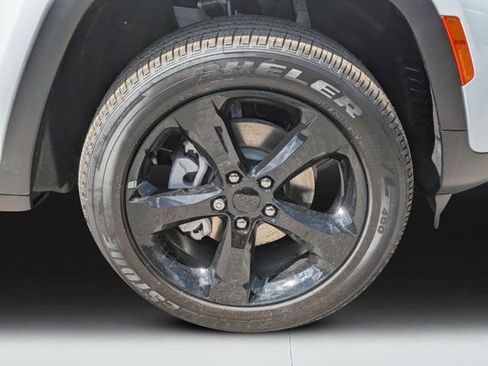 New 2025 Jeep Grand Cherokee Altitude image 9