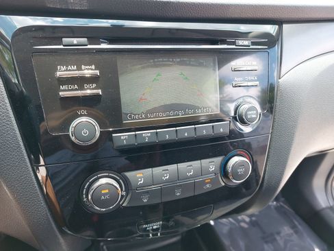 Used 2016 Nissan Rogue S AWD/4WD image 26