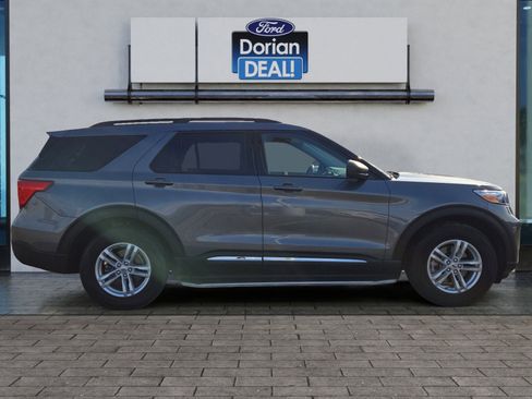 Used 2022 Ford Explorer XLT w/ Equipment Group 202A image 2