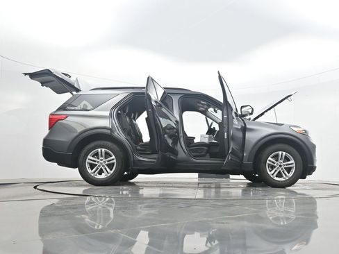 Used 2024 Ford Explorer XLT w/ Equipment Group 202A AWD/4WD image 43
