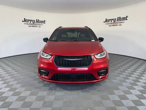 Used 2025 Chrysler Pacifica Limited image 7