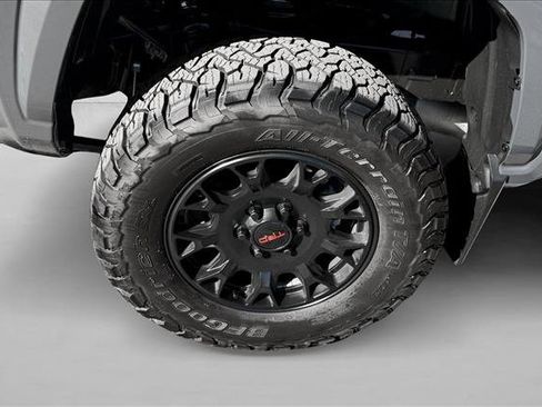 Used 2024 Toyota Tacoma SR5 AWD/4WD image 8