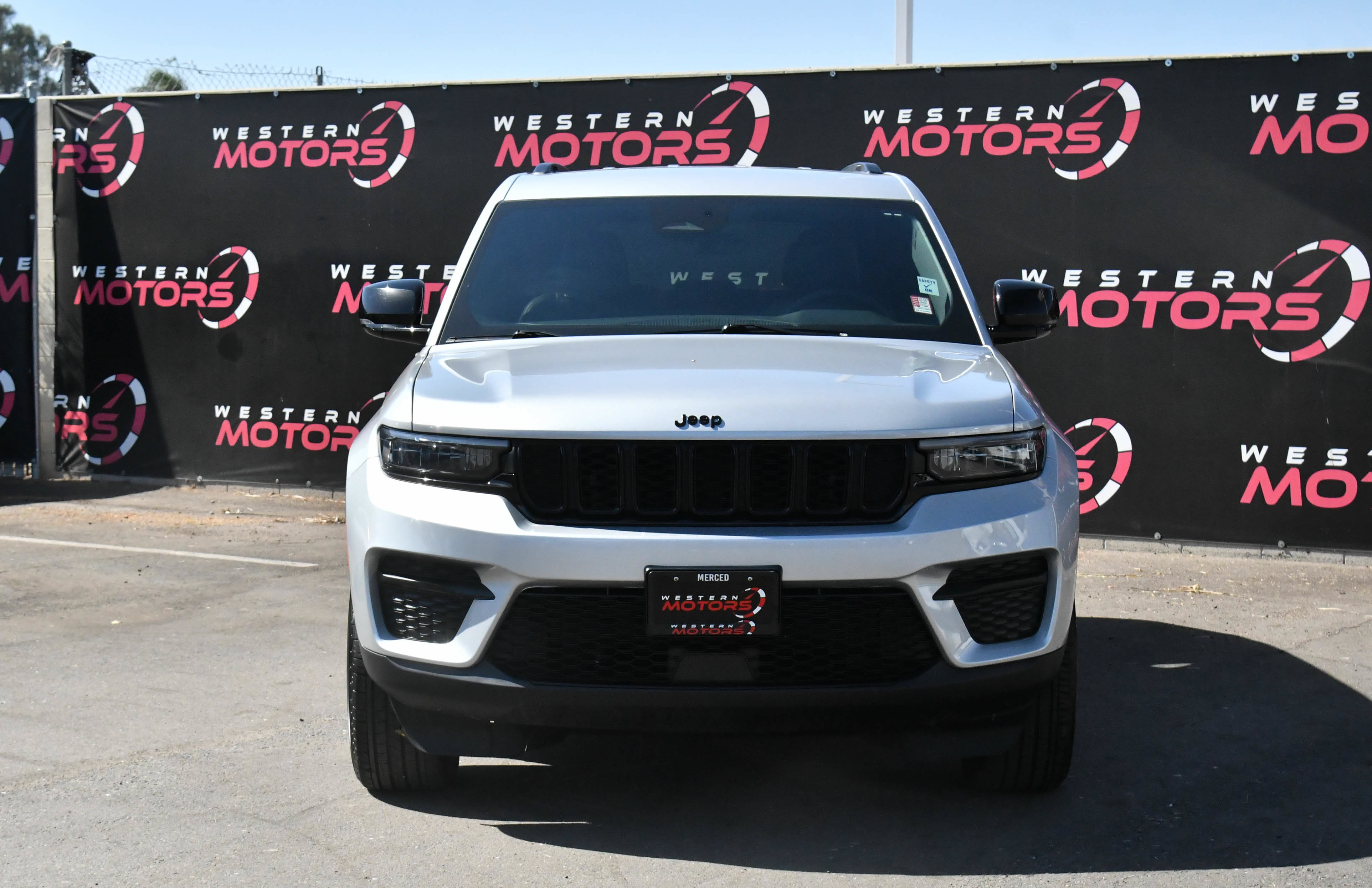 Used 2025 Jeep Grand Cherokee Altitude AWD/4WD image 2