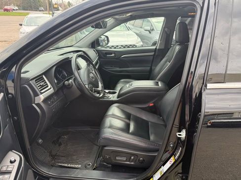 Used 2019 Toyota Highlander SE image 8