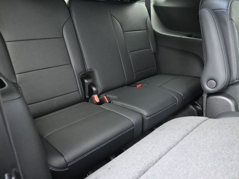 New 2026 Chevrolet Traverse LT w/ Sun and Wheel Package FWD image 33