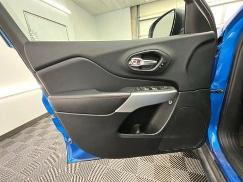 Used 2017 Jeep Cherokee Trailhawk AWD/4WD image 10