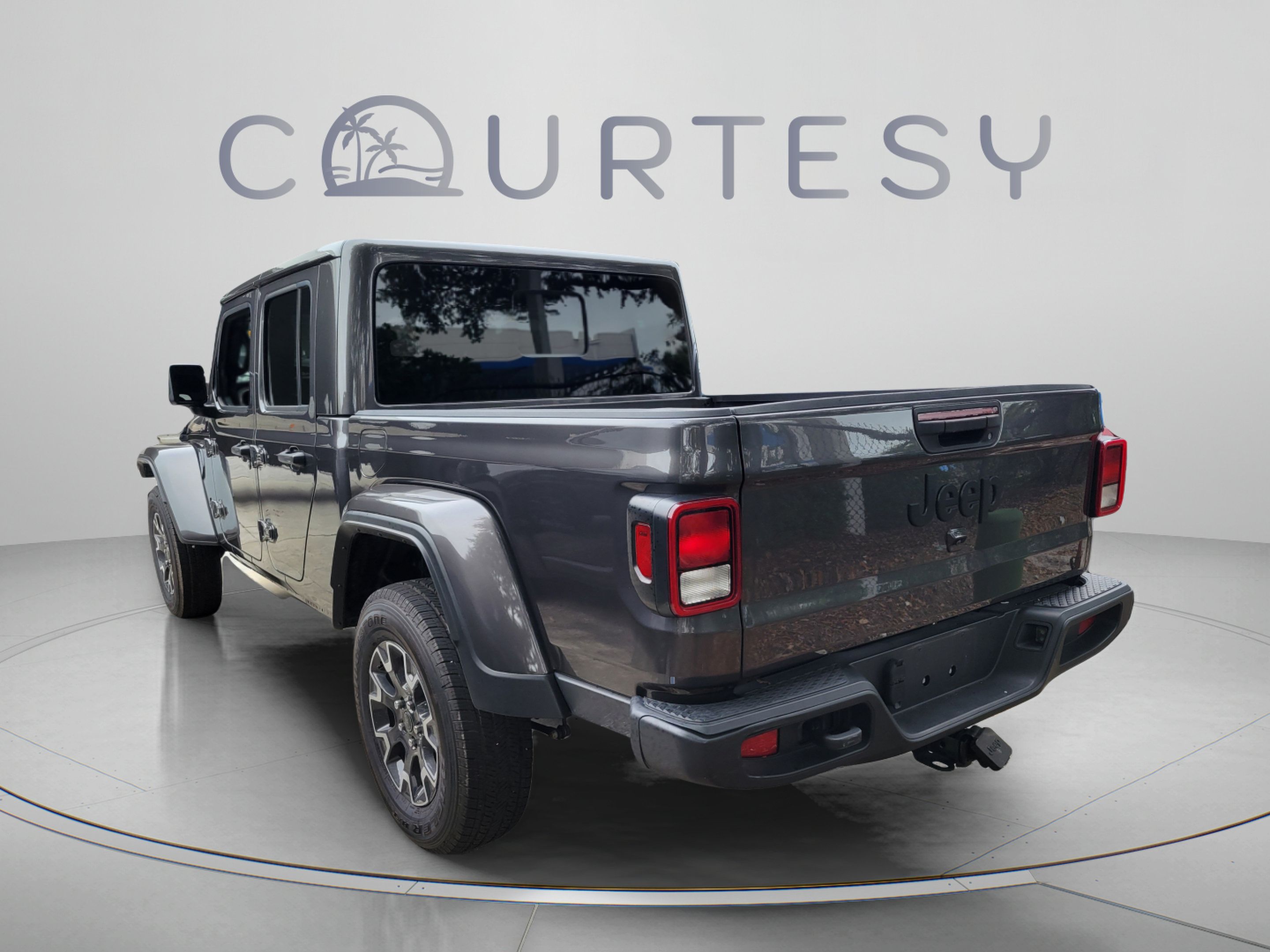 Used 2025 Jeep Gladiator Sport AWD/4WD image 2