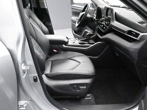 Certified 2024 Toyota Highlander XLE image 36