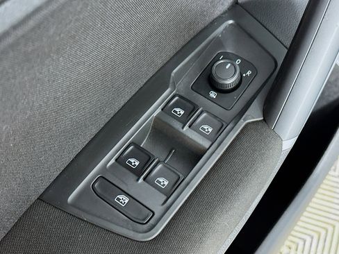 Used 2018 Volkswagen Tiguan S image 17