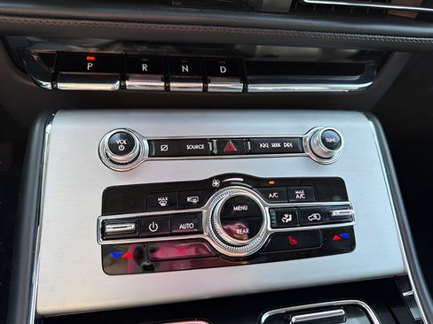 Used 2024 Lincoln Aviator AWD w/ Premium Package image 22