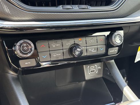 New 2026 Jeep Compass Trailhawk w/ Sun, Sound & Navigation Group AWD/4WD image 23
