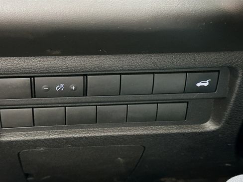 Used 2024 Mitsubishi Outlander SE image 17