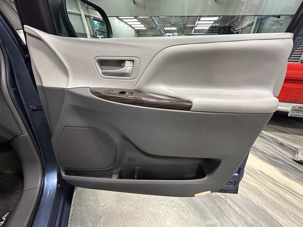 Used 2015 Toyota Sienna XLE FWD image 41