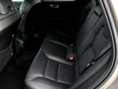 Used 2025 Volvo XC60 B5 Plus image 26