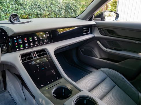 Used 2022 Porsche Taycan image 22