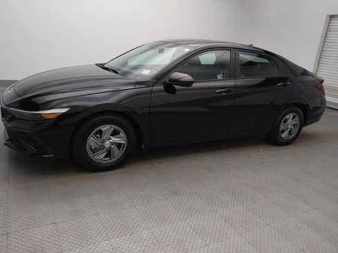 Used 2025 Hyundai Elantra SE FWD image 2