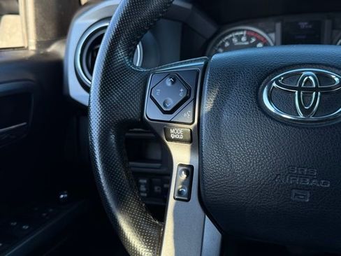 Used 2018 Toyota Tacoma TRD Sport image 12