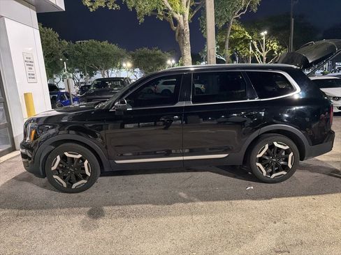 Used 2023 Kia Telluride EX w/ EX Captain's Chair Package FWD image 3