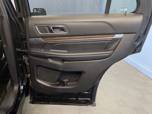 Used 2017 Ford Explorer Limited image 39